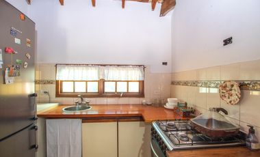 CASA 6 AMBIENTES CON GALPON Y FONDO LIBRE EN VENTA. T GORDILLO 3800