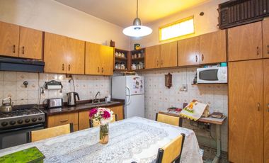 CASA 6 AMBIENTES CON GALPON Y FONDO LIBRE EN VENTA. T GORDILLO 3800