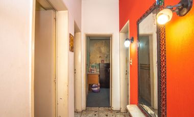 CASA 6 AMBIENTES CON GALPON Y FONDO LIBRE EN VENTA. T GORDILLO 3800