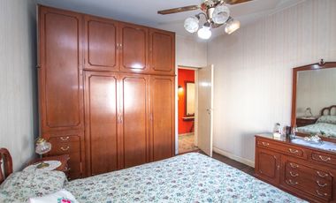 CASA 6 AMBIENTES CON GALPON Y FONDO LIBRE EN VENTA. T GORDILLO 3800