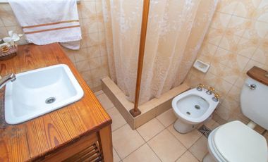 CASA 6 AMBIENTES CON GALPON Y FONDO LIBRE EN VENTA. T GORDILLO 3800