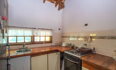CASA 6 AMBIENTES CON GALPON Y FONDO LIBRE EN VENTA. T GORDILLO 3800