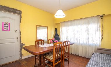 CASA 6 AMBIENTES CON GALPON Y FONDO LIBRE EN VENTA. T GORDILLO 3800