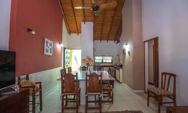 CASA 6 AMBIENTES CON GALPON Y FONDO LIBRE EN VENTA. T GORDILLO 3800
