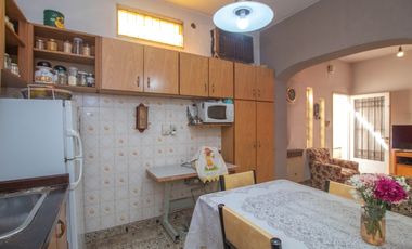 CASA 6 AMBIENTES CON GALPON Y FONDO LIBRE EN VENTA. T GORDILLO 3800