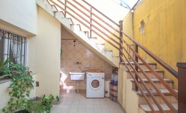 CASA 6 AMBIENTES CON GALPON Y FONDO LIBRE EN VENTA. T GORDILLO 3800