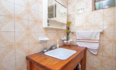CASA 6 AMBIENTES CON GALPON Y FONDO LIBRE EN VENTA. T GORDILLO 3800