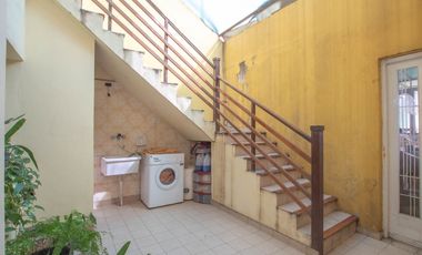 CASA 6 AMBIENTES CON GALPON Y FONDO LIBRE EN VENTA. T GORDILLO 3800