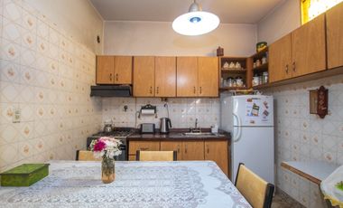 CASA 6 AMBIENTES CON GALPON Y FONDO LIBRE EN VENTA. T GORDILLO 3800