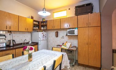 CASA 6 AMBIENTES CON GALPON Y FONDO LIBRE EN VENTA. T GORDILLO 3800