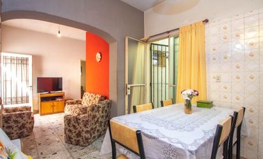 CASA 6 AMBIENTES CON GALPON Y FONDO LIBRE EN VENTA. T GORDILLO 3800