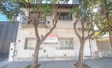 CASA 6 AMBIENTES CON GALPON Y FONDO LIBRE EN VENTA. T GORDILLO 3800