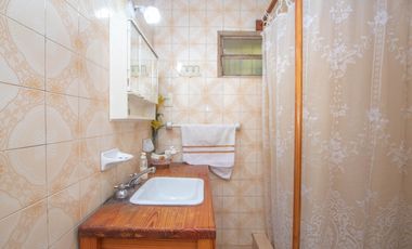 CASA 6 AMBIENTES CON GALPON Y FONDO LIBRE EN VENTA. T GORDILLO 3800