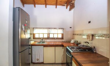 CASA 6 AMBIENTES CON GALPON Y FONDO LIBRE EN VENTA. T GORDILLO 3800
