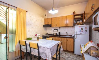 CASA 6 AMBIENTES CON GALPON Y FONDO LIBRE EN VENTA. T GORDILLO 3800