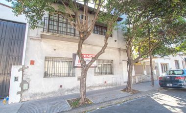 CASA 6 AMBIENTES CON GALPON Y FONDO LIBRE EN VENTA. T GORDILLO 3800
