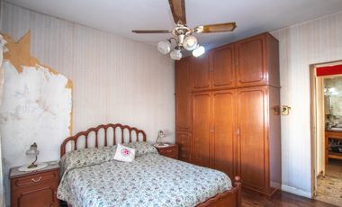 CASA 6 AMBIENTES CON GALPON Y FONDO LIBRE EN VENTA. T GORDILLO 3800