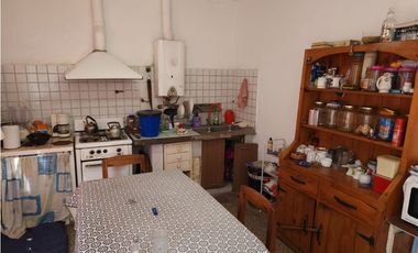 VENTA CASA 4 AMBIENTES CON COCHERA A RECICLAR. OLIDEN 4500