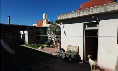 VENTA CASA 4 AMBIENTES CON COCHERA A RECICLAR. OLIDEN 4500