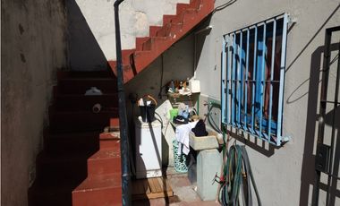 VENTA CASA 4 AMBIENTES CON COCHERA A RECICLAR. OLIDEN 4500