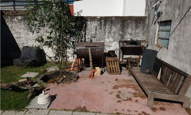 VENTA CASA 4 AMBIENTES CON COCHERA A RECICLAR. OLIDEN 4500