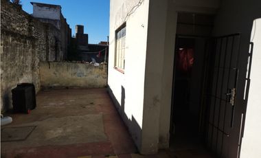 VENTA CASA 4 AMBIENTES CON COCHERA A RECICLAR. OLIDEN 4500