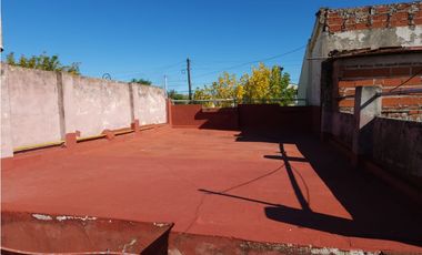 VENTA CASA 4 AMBIENTES CON COCHERA A RECICLAR. OLIDEN 4500