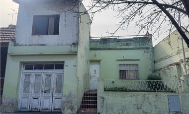 VENTA CASA 4 AMBIENTES CON COCHERA A RECICLAR. OLIDEN 4500