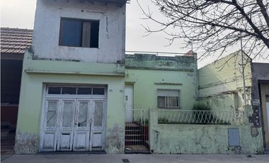 VENTA CASA 4 AMBIENTES CON COCHERA A RECICLAR. OLIDEN 4500