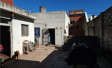 VENTA CASA 4 AMBIENTES CON COCHERA A RECICLAR. OLIDEN 4500