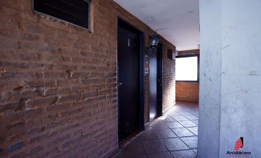 VENTA GARAGE/GALPON 2 PLANTAS CON HOTEL. CASTAÑARES 4700 VILLA LUGANO