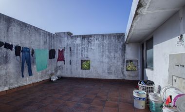 VENTA GARAGE/GALPON 2 PLANTAS CON HOTEL. CASTAÑARES 4700 VILLA LUGANO