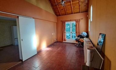 Casa en venta - 4 Dormitorios 2 Baños - Cochera - 165Mts2 - Morón