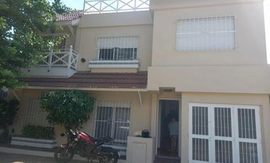Casa en venta - 4 Dormitorios 2 Baños - Cochera - 165Mts2 - Morón