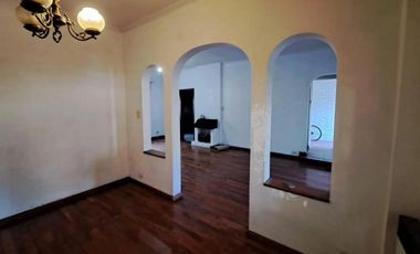 Casa en venta - 4 Dormitorios 2 Baños - Cochera - 165Mts2 - Morón