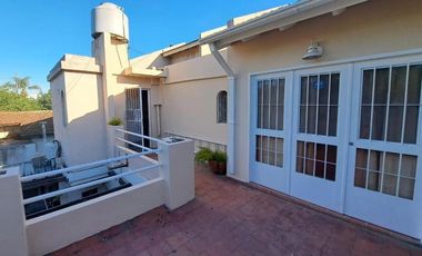 Casa en venta - 4 Dormitorios 2 Baños - Cochera - 165Mts2 - Morón