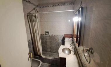 Casa en venta - 4 Dormitorios 2 Baños - Cochera - 165Mts2 - Morón
