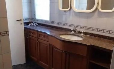 Casa en venta - 4 Dormitorios 2 Baños - Cochera - 165Mts2 - Morón