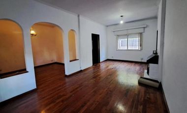 Casa en venta - 4 Dormitorios 2 Baños - Cochera - 165Mts2 - Morón