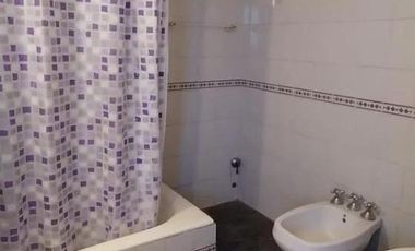 Casa en venta - 4 Dormitorios 2 Baños - Cochera - 165Mts2 - Morón