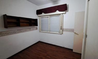 Casa en venta - 4 Dormitorios 2 Baños - Cochera - 165Mts2 - Morón