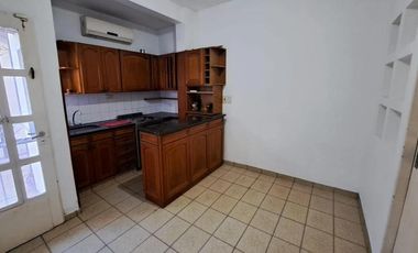 Casa en venta - 4 Dormitorios 2 Baños - Cochera - 165Mts2 - Morón