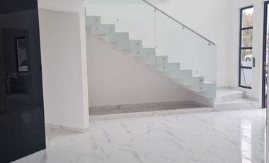 Casa en venta con amplios espacios  (Bosque Real)