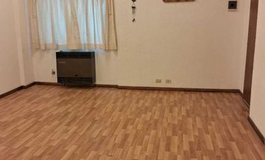 Venta de departamento de 34mt2 con pequeño patio interno, en planta baja.