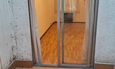 Venta de departamento de 34mt2 con pequeño patio interno, en planta baja.