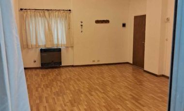 Venta de departamento de 34mt2 con pequeño patio interno, en planta baja.