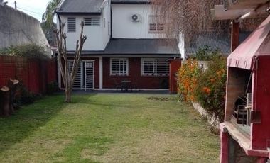 Casa en venta - 3 dormitorios 3 baños  - 400mts2 - Adrogue
