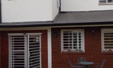 Casa en venta - 3 dormitorios 3 baños  - 400mts2 - Adrogue