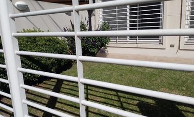Casa en venta - 3 dormitorios 3 baños  - 400mts2 - Adrogue