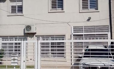 Casa en venta - 3 dormitorios 3 baños  - 400mts2 - Adrogue